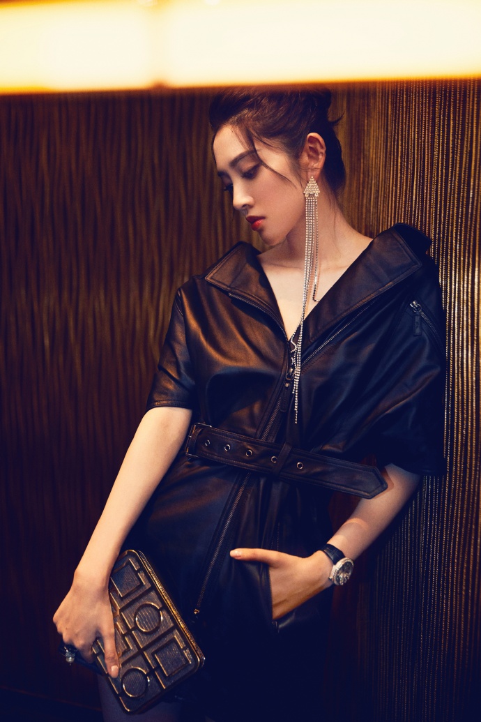 原创唐艺昕的最新写真造型超酷,黑色皮裙大秀锁骨,超长耳环个性撩人