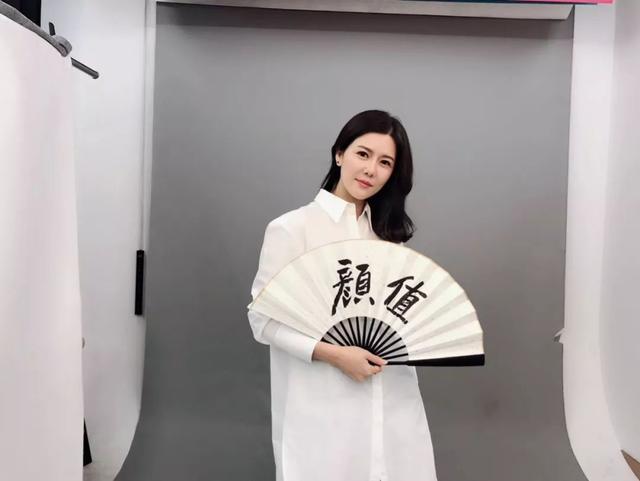 喜欢艺术,色彩,服装设计专业毕业的她考取了色彩搭配师和艺术形象设计