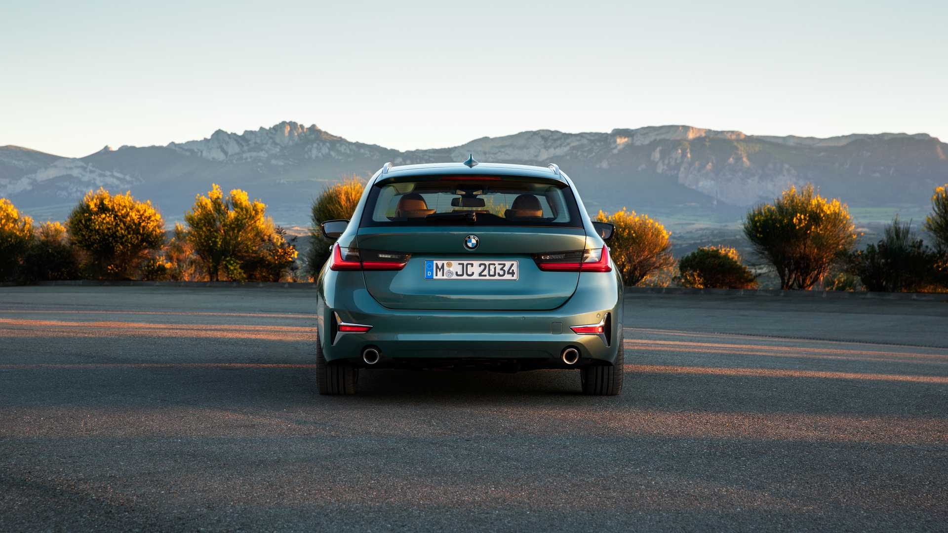 2020宝马3系旅行版更运动加长的车身优雅的外观