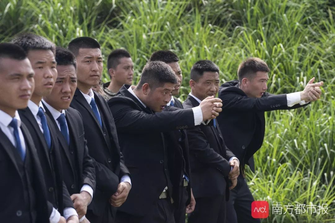 学院第38期的50名学员为阿东和阿文举行了一场简单而隆重的欢送仪式