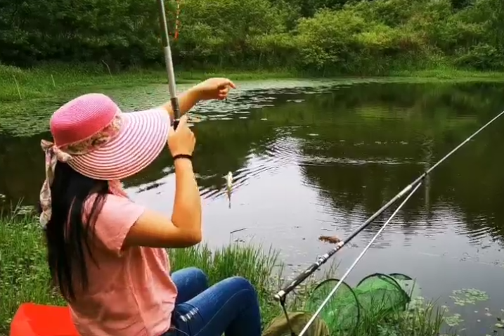 美女野钓鲫鱼钓了不少准备晚上回家开荤