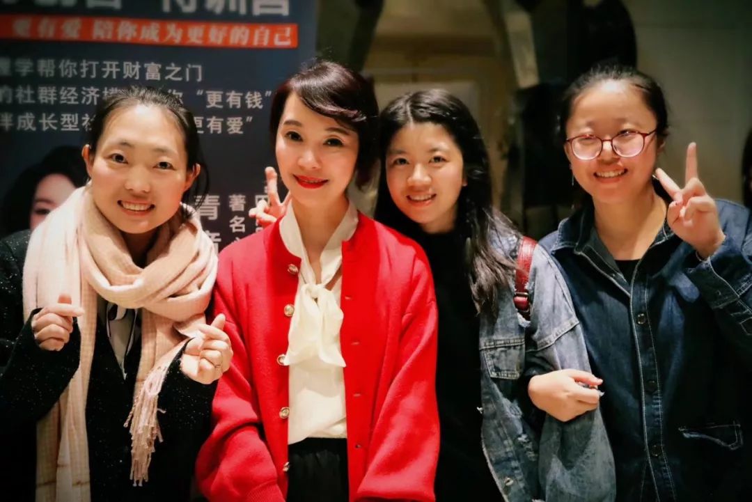 青音姐与学员,韦楚媛右二