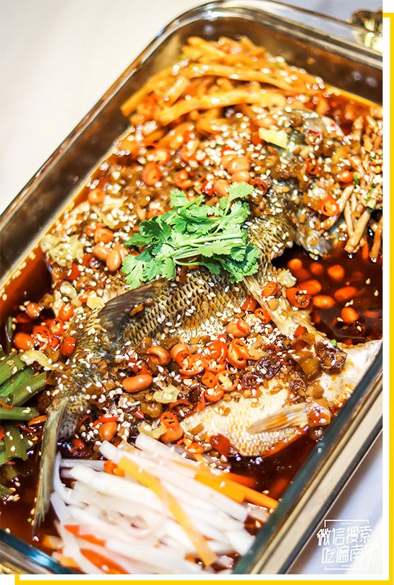 选用鲜美嫩滑的鲈鱼,用铁观音茶水上锅蒸熟,让茶香渗透在鱼肉中,淡淡