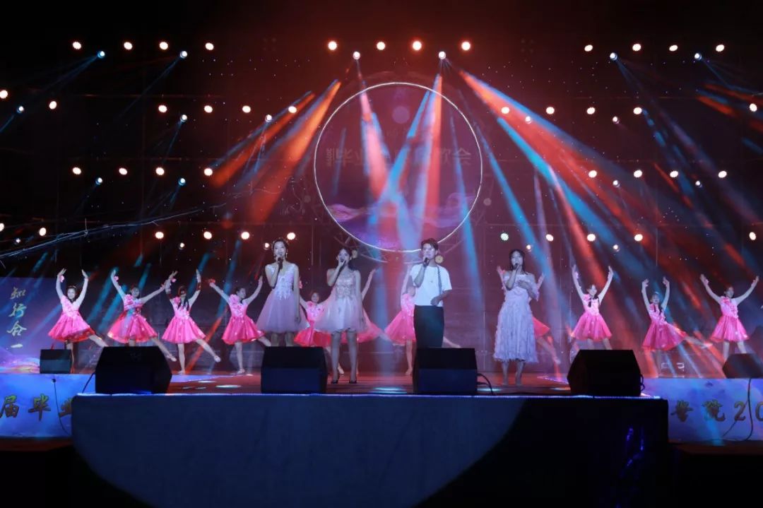 歌曲演唱《明天,你好》歌会开始前,现场进行了拉歌活