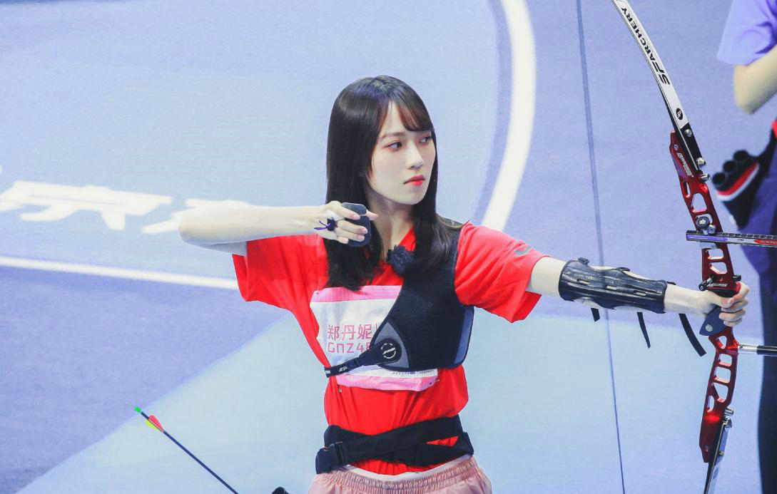 虽然年纪尚轻,但是身怀多项才艺,不仅能唱能跳,能说会道,还有跆拳道和