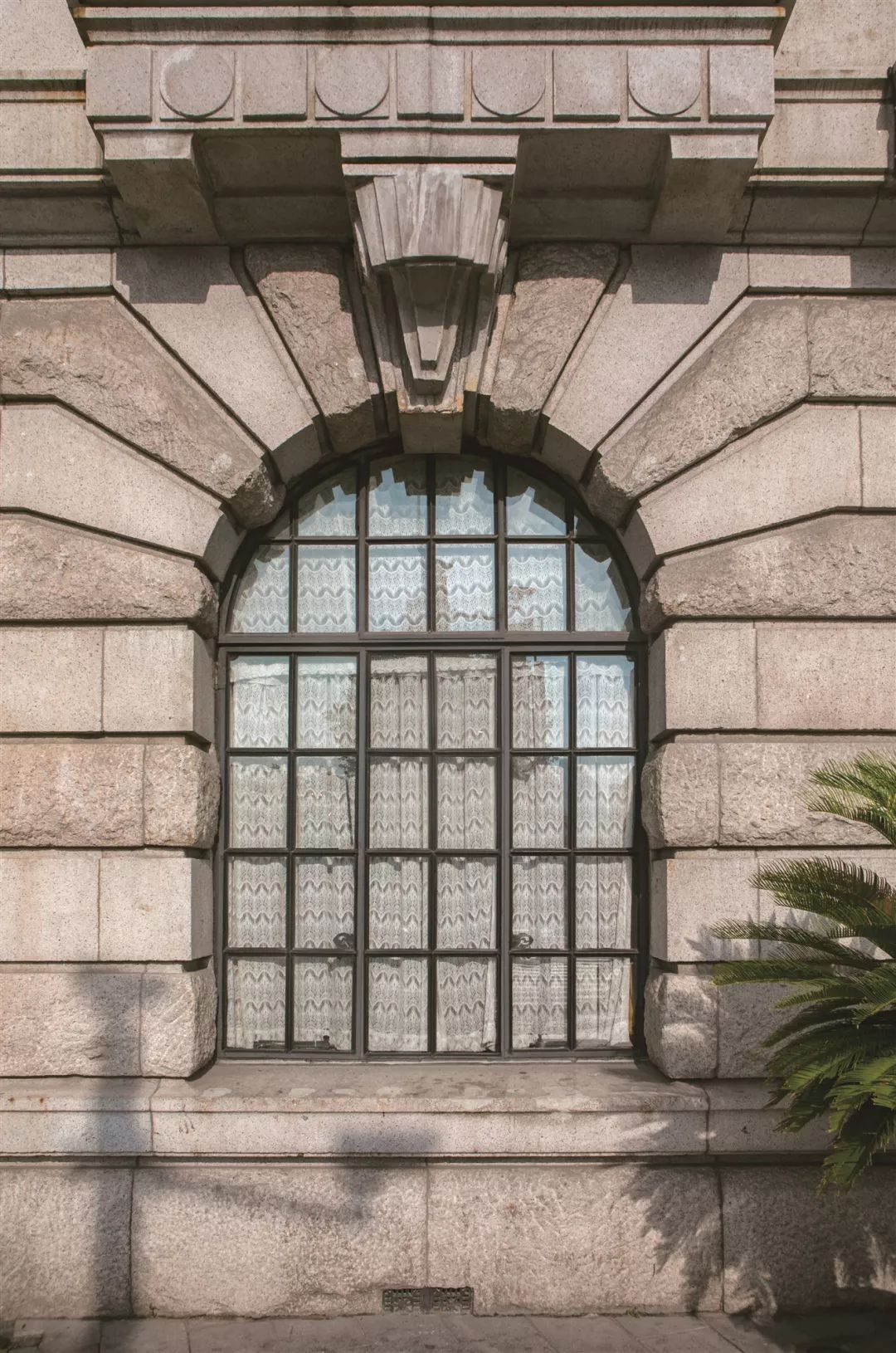 式划分,采用下券廊上柱廊的构图 ;一,二两层,是粗石砌筑的连续拱券,券