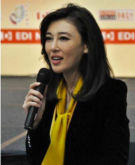 41岁央视主播李红现身某节目举止端庄气质佳淡妆甜美平易近人
