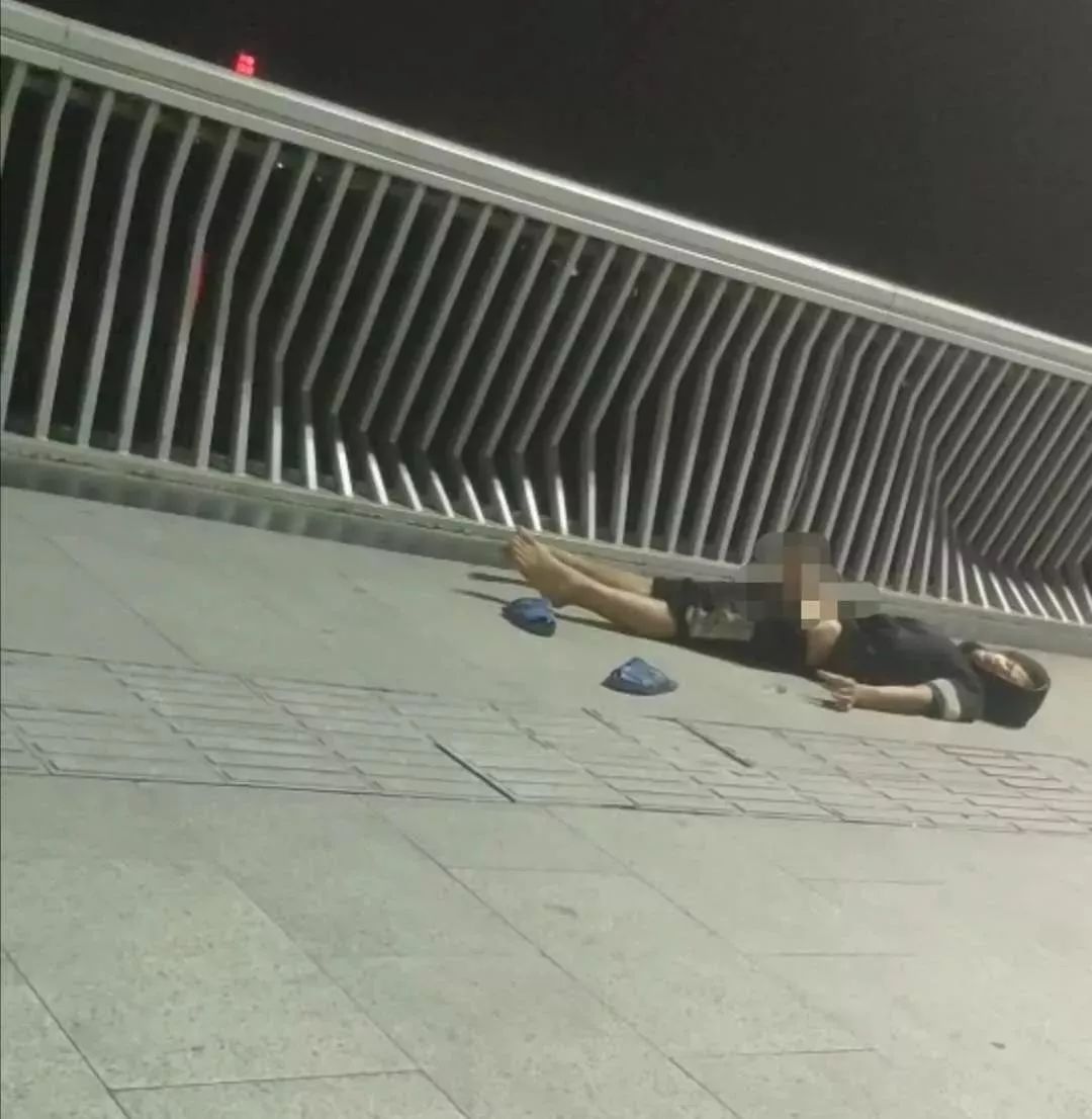 龌龊广西男子竟在大桥上当众自慰打飞机