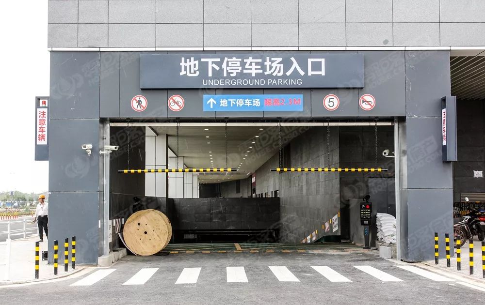 楼顶停车场坡道实景图目前,永旺项目建筑外立面已基本完成,正在进行