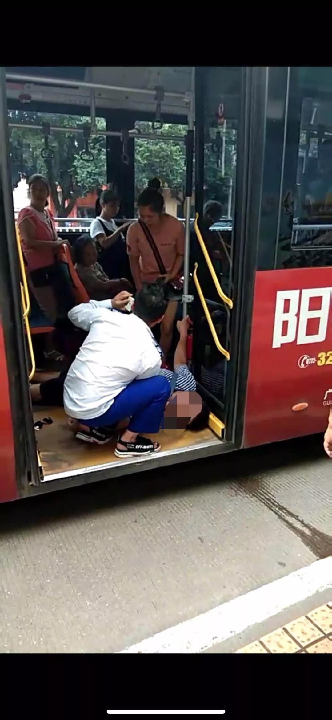 "1路公交车上乘客倒地抽搐,年轻司机果断施救!