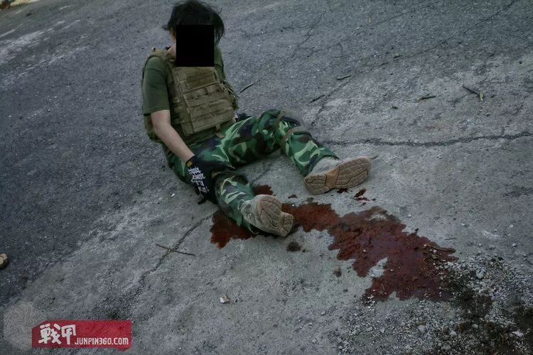 伤员腿部中弹,自行捆扎cat后胸部中弹昏迷,战斗小队进行火力压制并将