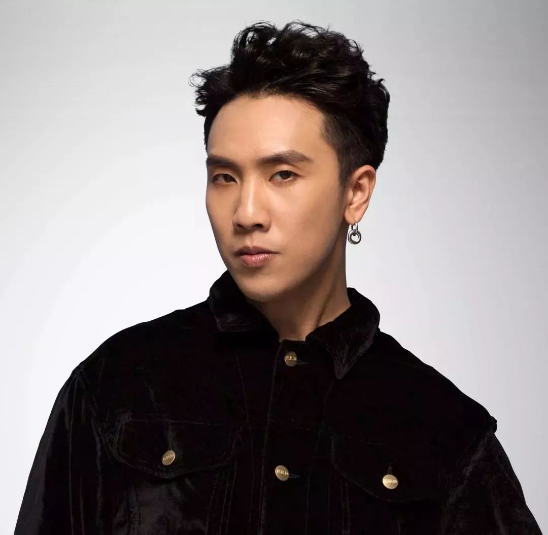 而五年前,当他以个人之名出现在《中国好声音》唱响过一曲《月半小