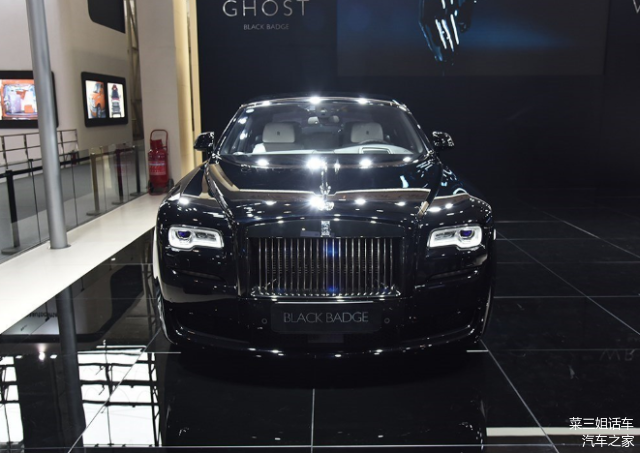 这才是顶级"黑武士",黑化版劳斯莱斯,连欢庆女神都是黑色的!