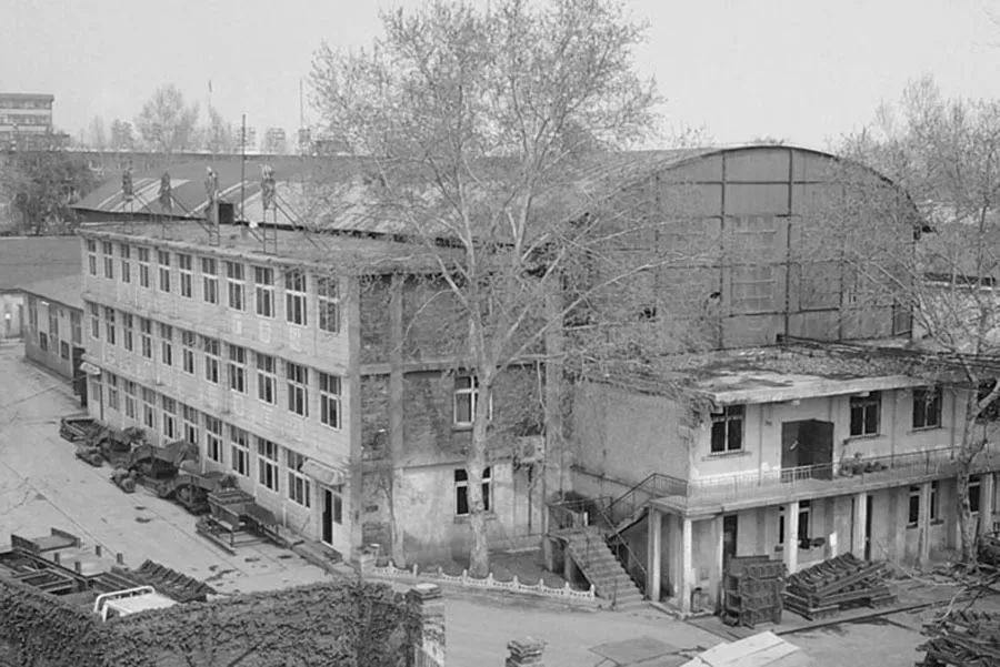 提高信息传输能力,峰峰矿务局决定在西山公园山顶上建设高度为75米的