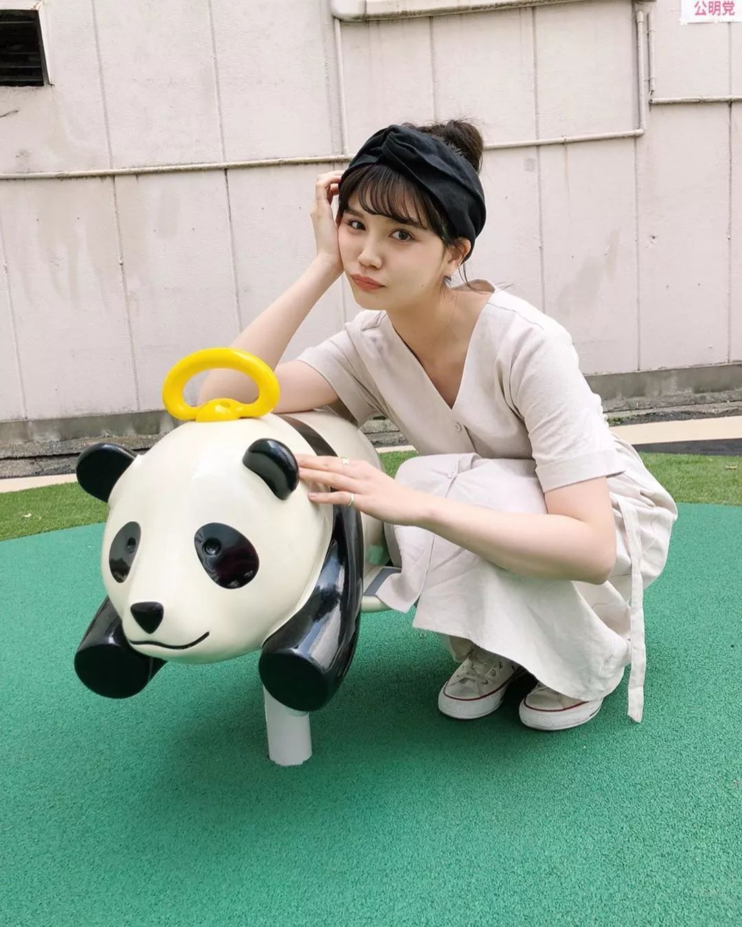 用可爱的编发代替乏味的披发很大程度来自于精致的发型