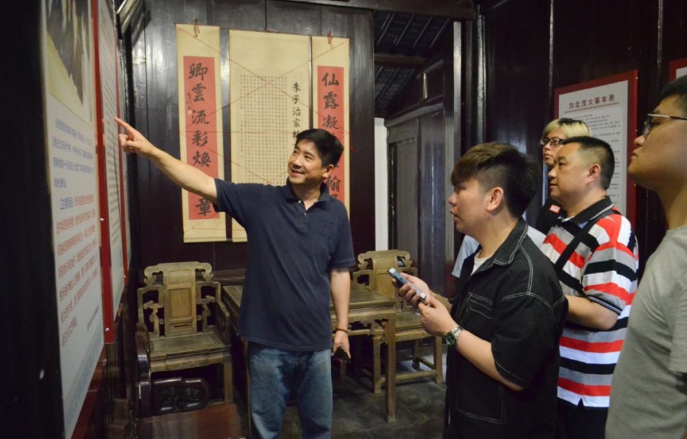 中国现代文化名人网络"大v"团随后参观了刘氏兄弟故居望江楼是依山傍