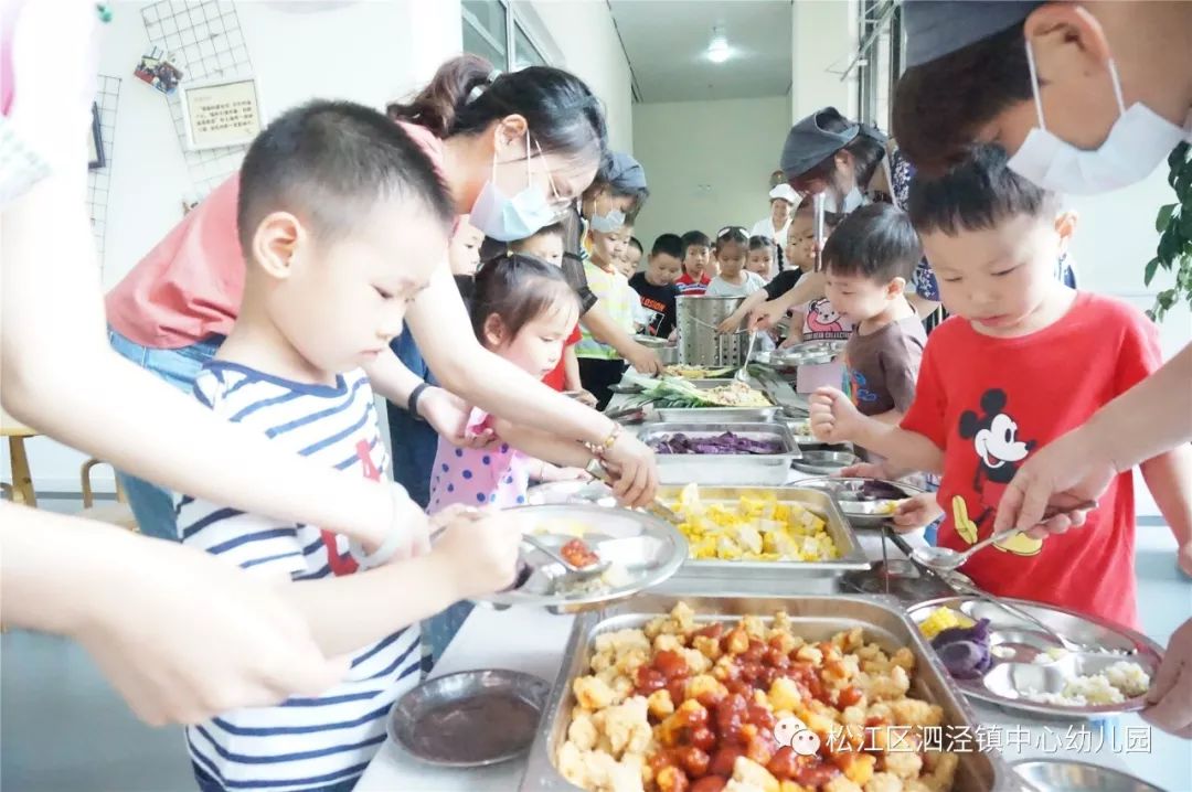 【新闻速递】吃饭,我们是认真的——泗泾镇中心幼儿