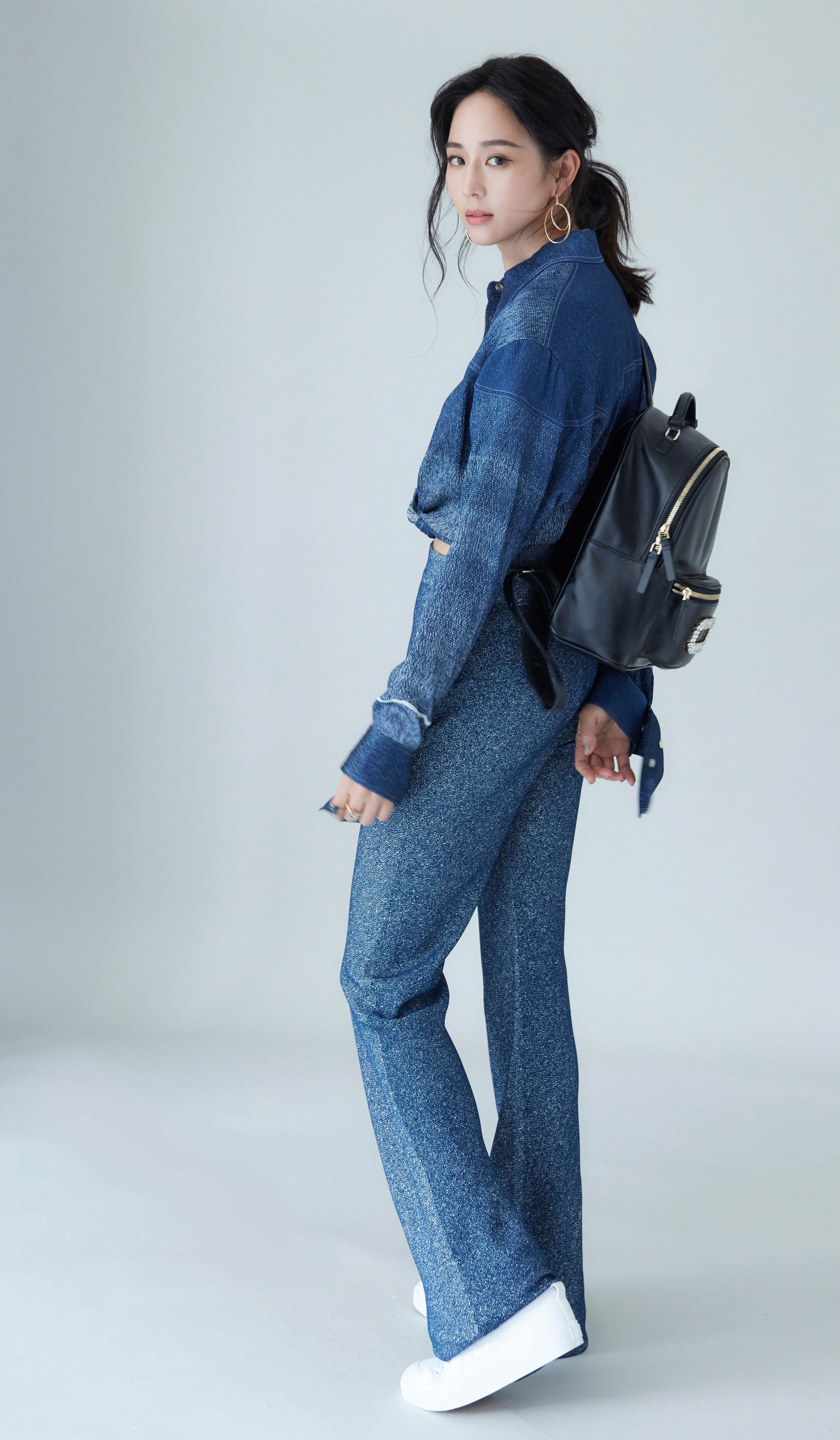 张钧甯牛仔套装率性时尚 休闲与优雅完美融合