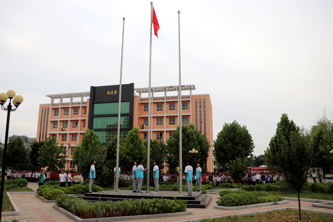新绛二中考点举行考前升国旗仪式