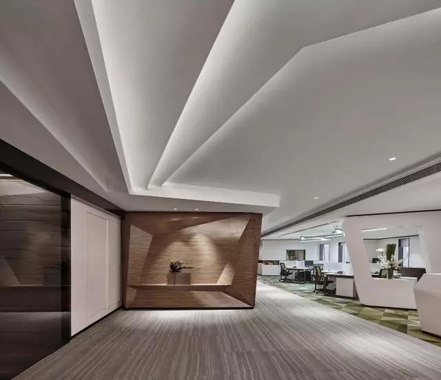 在构思中运用"连转,折面"的手法,将直线与曲线在空间中交融并存,动静