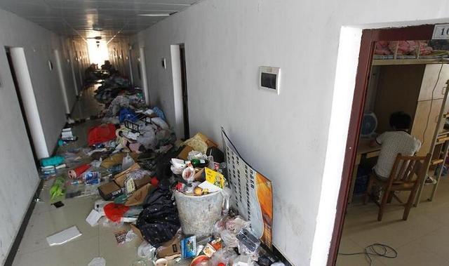 高校毕业生离校宿舍垃圾堆成山!这是送给母校的礼物,还是有仇?