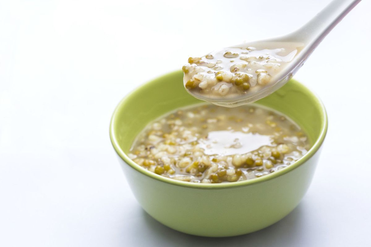 薏仁绿豆粥原料:绿豆50克,薏米50克,稻米50克,糙米50克.