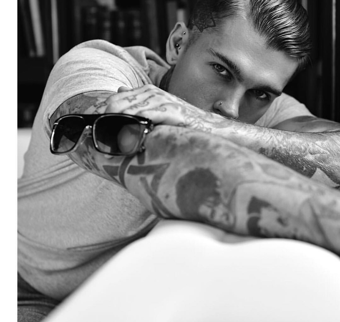 在stephen james身上最厉害的是,他能在当下浮躁的社交媒体上游刃有余