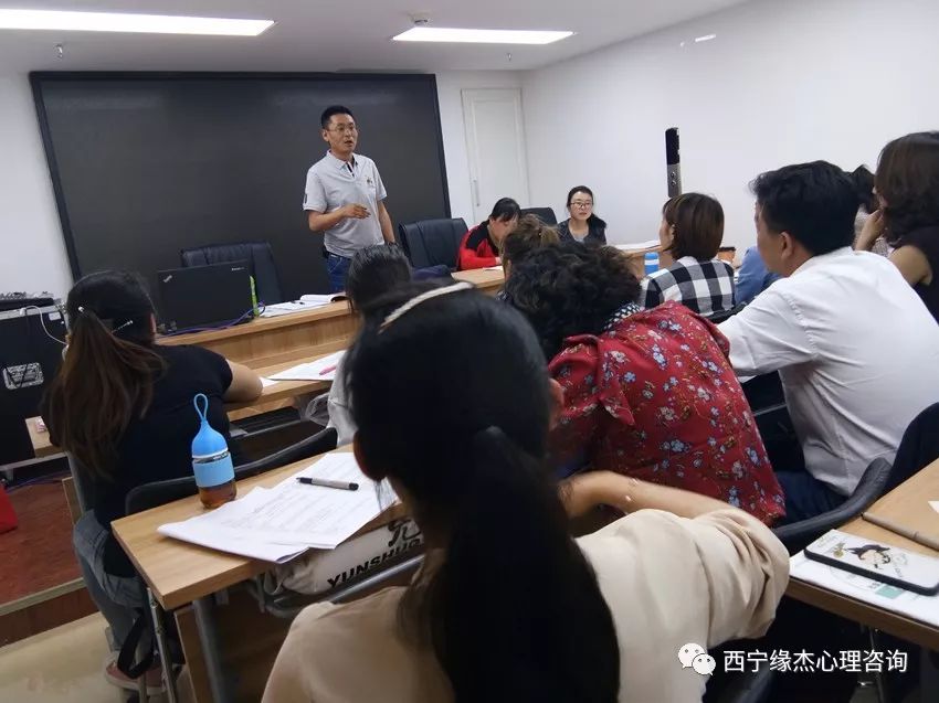 李永彦及吴晶老师(国家高级社会工作者)先后为学员们进行加餐式授课