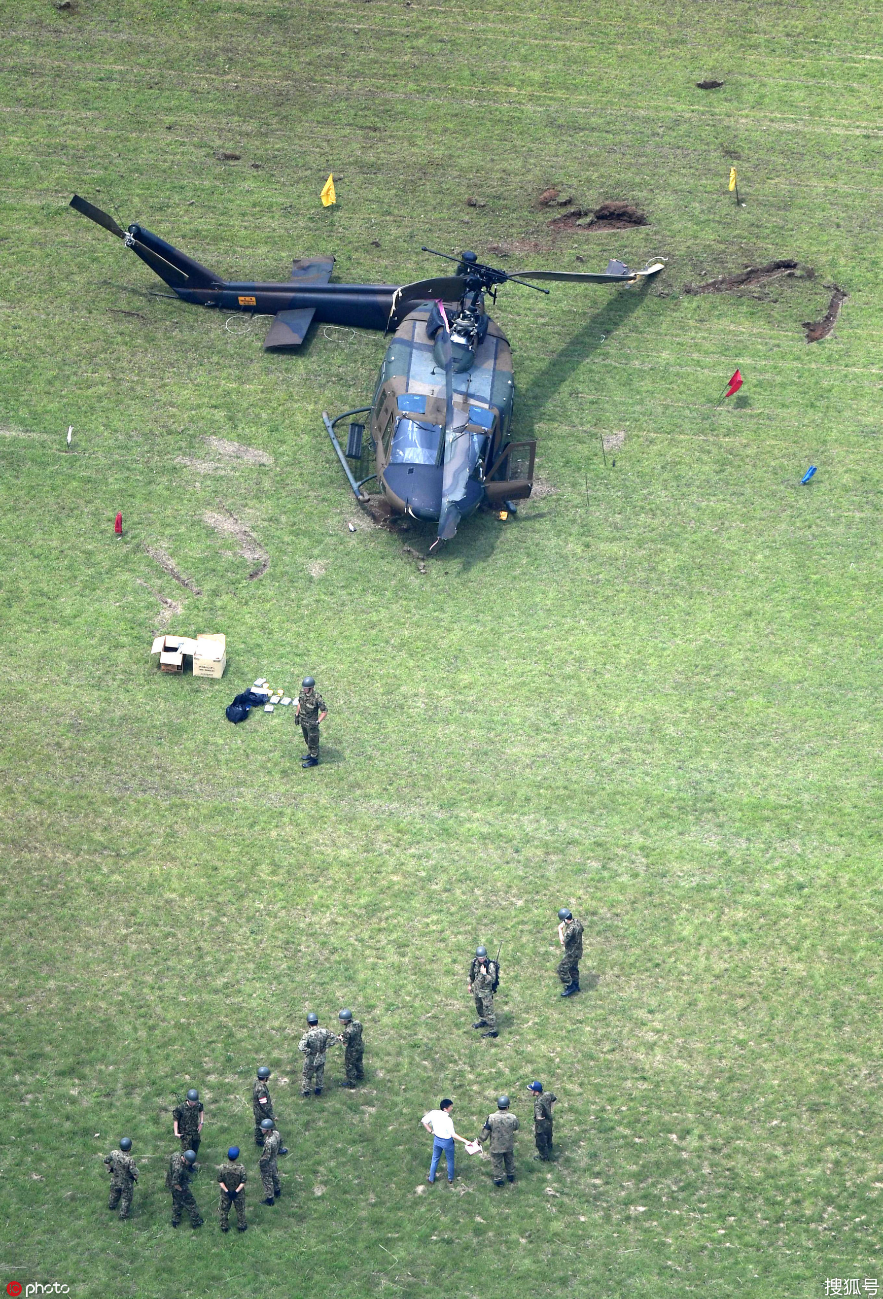 日本陆上自卫队一架直升机降落时坠毁 尾翼折断