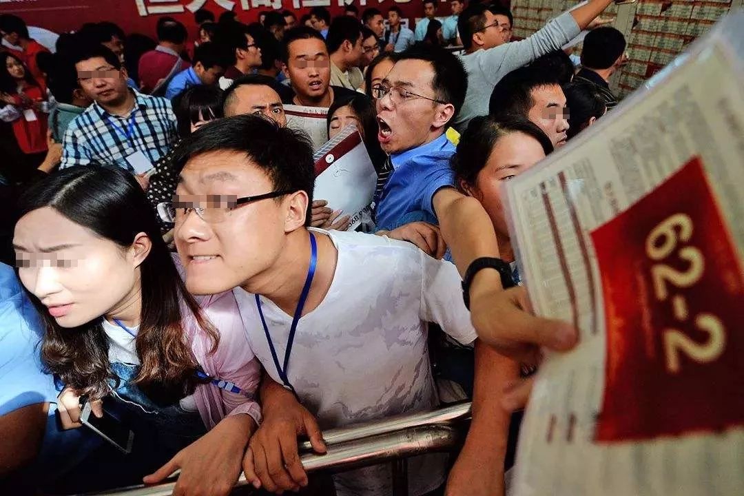 成都万人摇号抢房,父母该为孩子买婚房吗?自力更生不好吗?_房子