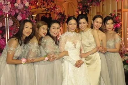 原创香港名媛婚礼排场大巨肚何超盈现身超给面子阵仗堪称名媛聚会