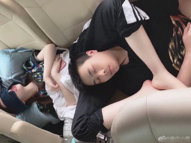 卢本伟对赵梦玥有多体贴?看到赵梦玥睡觉的姿势,我承认我羡慕了