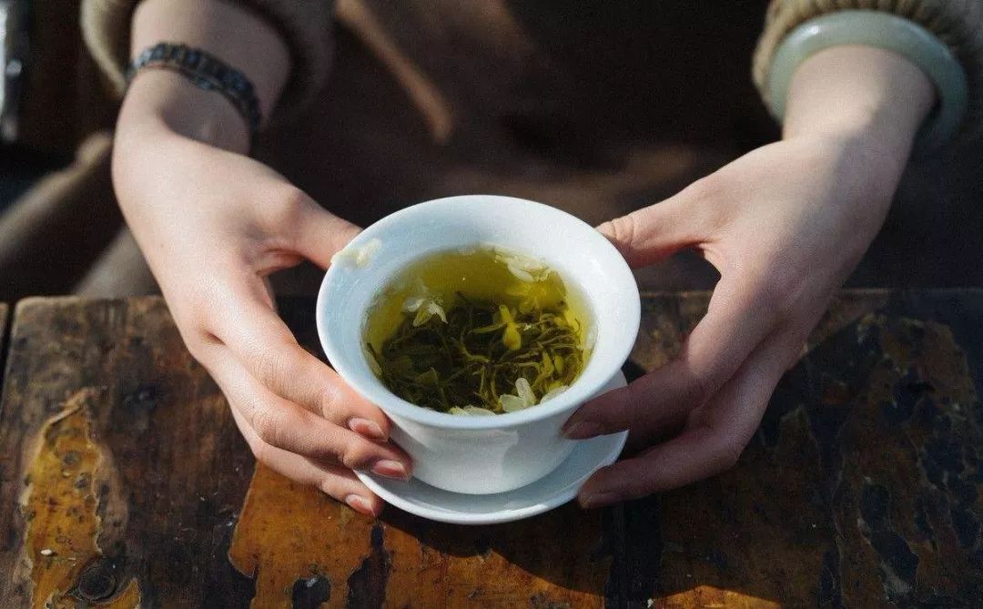 口腔溃疡和茶叶（口腔溃疡和茶叶有关系吗）《口腔溃疡喝茶会好吗》
