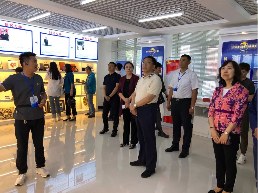 绥化市总工会干部和企业职工参观学习工匠创业创新成果