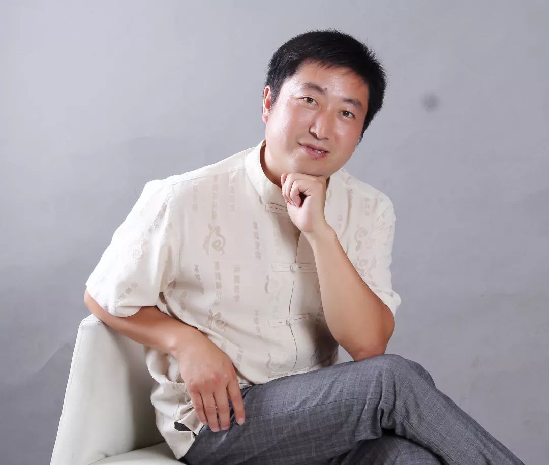 马树春1975年出生于文化家庭,自幼受家父熏陶和影响,酷爱书法艺术,师