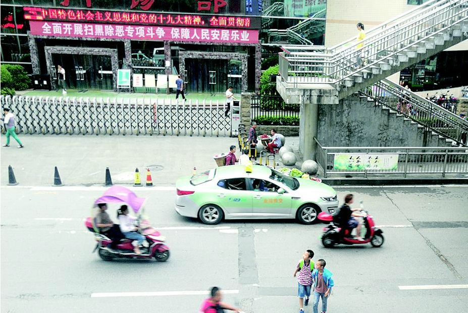 行人走天桥关于采访采访中,针对行人"不走天桥,偏要横穿马路"的现象