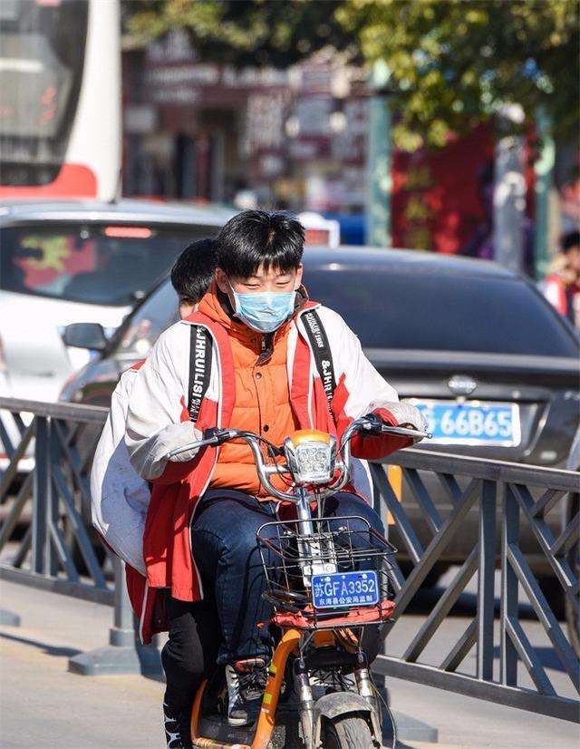 廉江人注意了以后开电动车需要驾驶证上牌后座还不得载人了