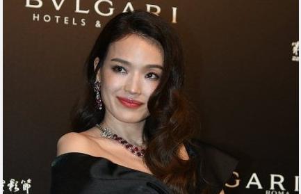其实舒淇的面相属于典型的鲶鱼相,嘴巴宽大而厚,双眼细长,这种面相的