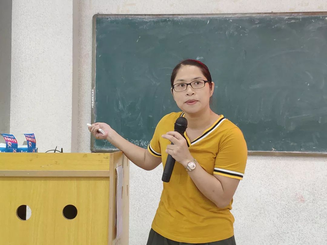 随后,李菊老师向大家详细讲述了关于毕业设计的时间进度安排,让大家对