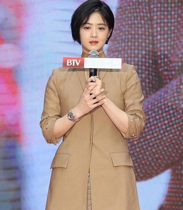 蒋欣近照曝光短发美出新高度,瘦身明显引网友吐槽:瘦了显老