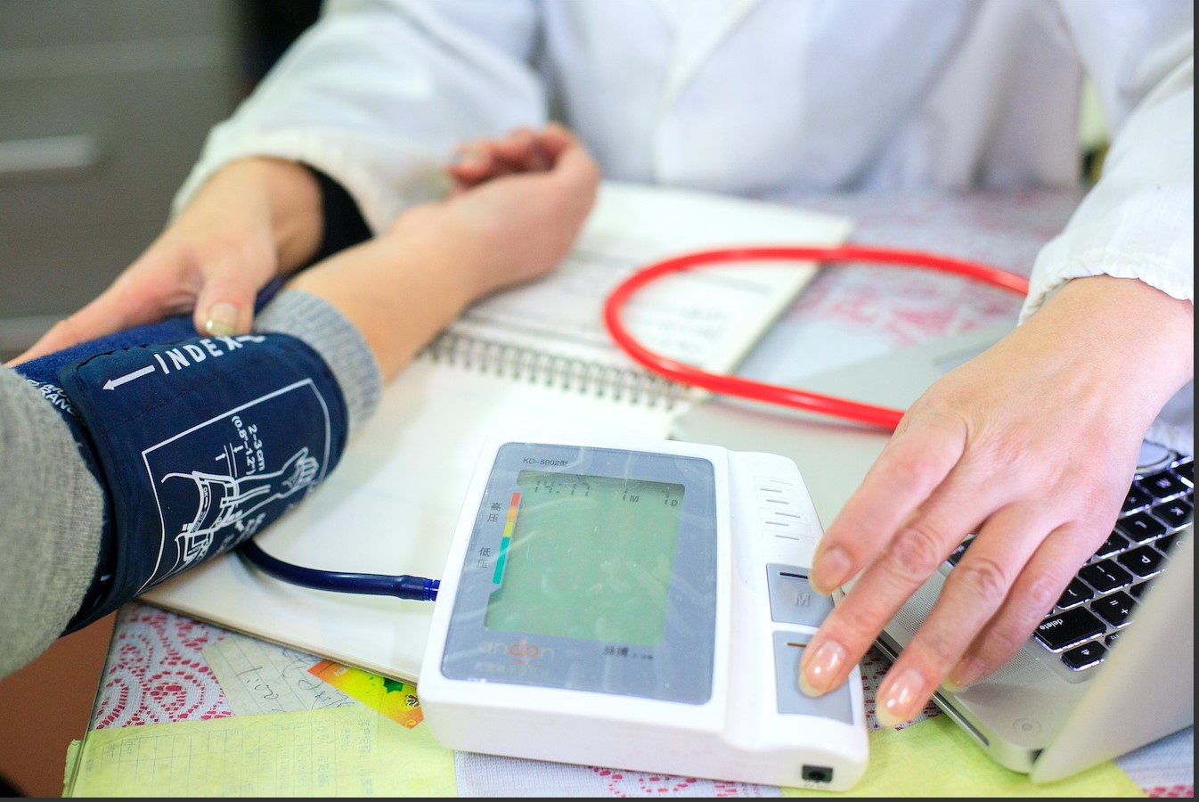 老年人居家测血压两峰一谷要记牢