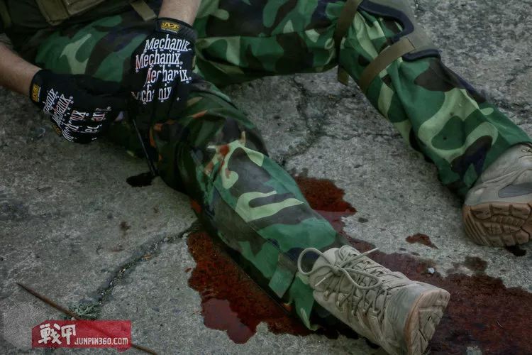 伤员腿部中弹,自行捆扎cat后胸部中弹昏迷,战斗小队进行火力压制并将