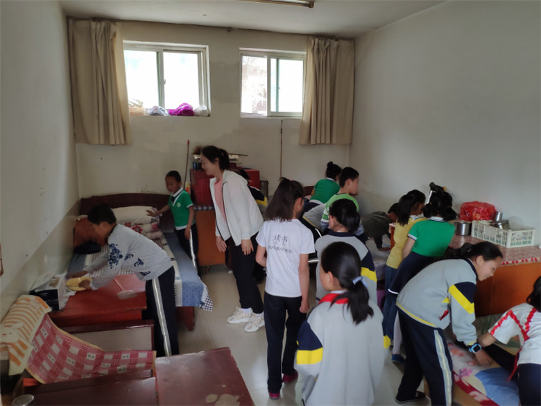 高台县新坝镇霞光小学组织部分少先队员开展"敬老献爱心"主题教育活动