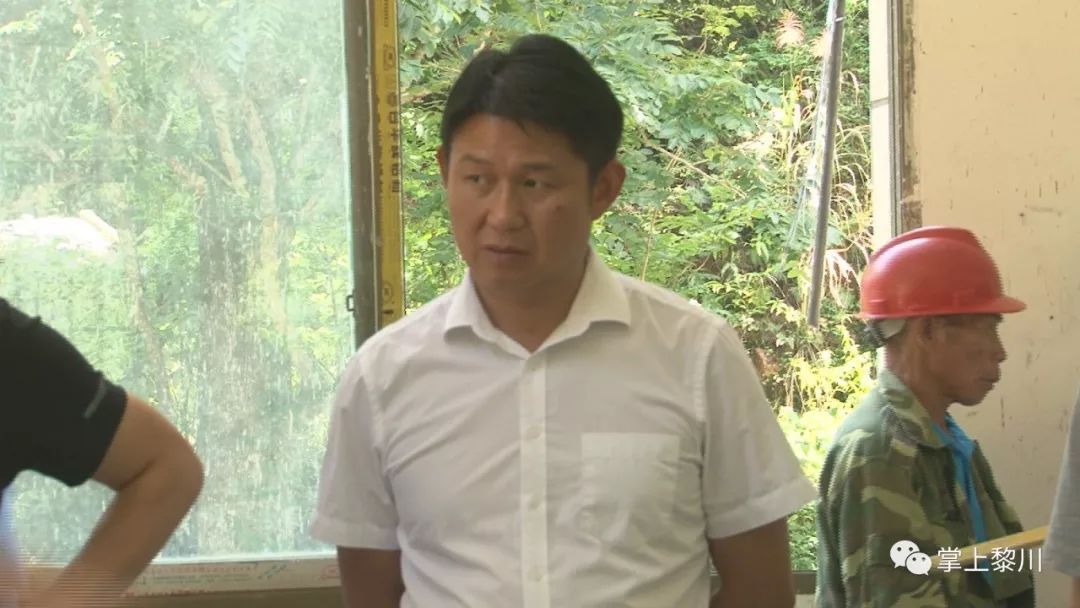 拆除现场,张春明,陈华兴查看了两家水电站厂房设施,对