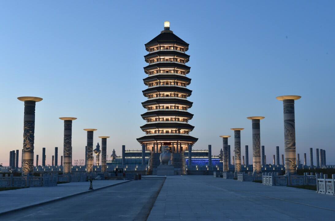 这里的黑瞎子岛已经是基本开发,上面有一座东极宝塔,宝塔在将夜十分