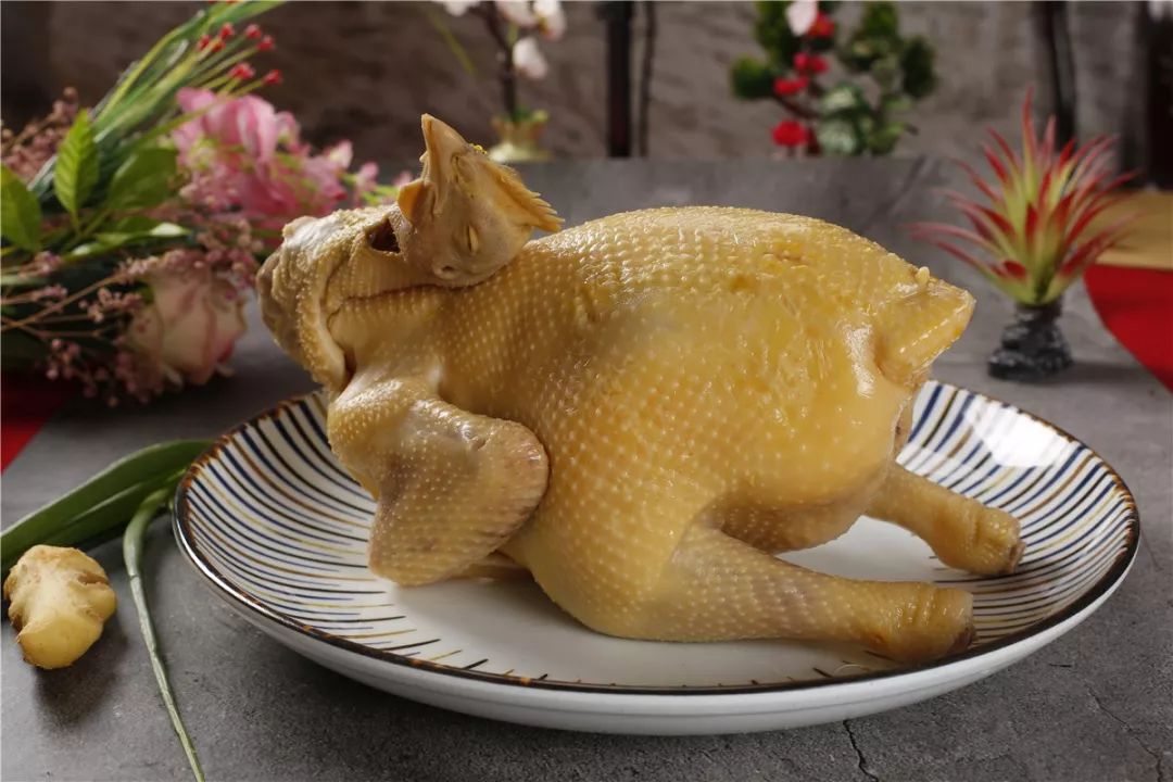 老广式白切扇鸡轻轻咬上一口,油香的肉在嘴里撕扯洪兴招牌烧鹅开店就