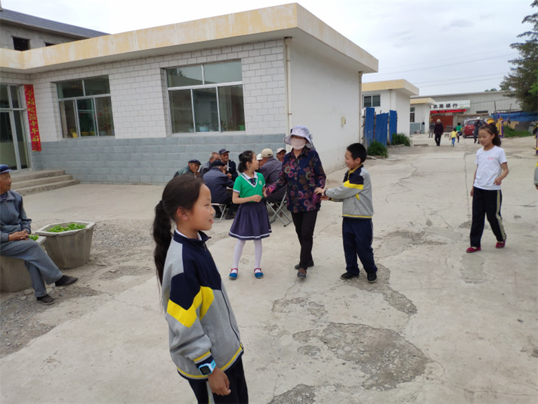 高台县新坝镇霞光小学组织部分少先队员开展"敬老献爱心"主题教育活动