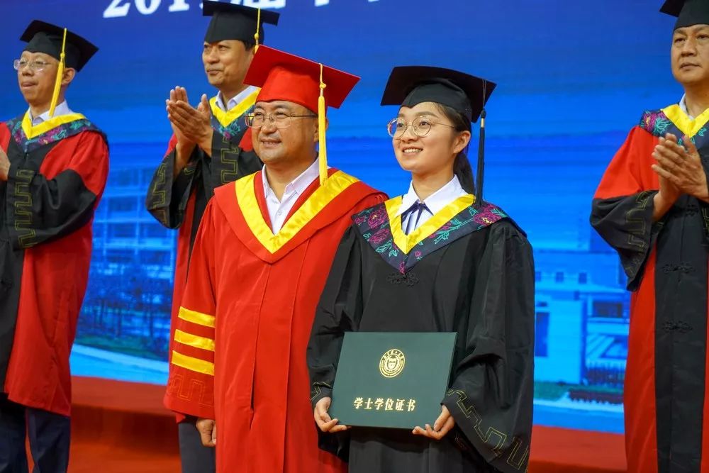 全体主礼教授为全体毕业生颁发了学士学位证书,扶正流苏并合影留念.