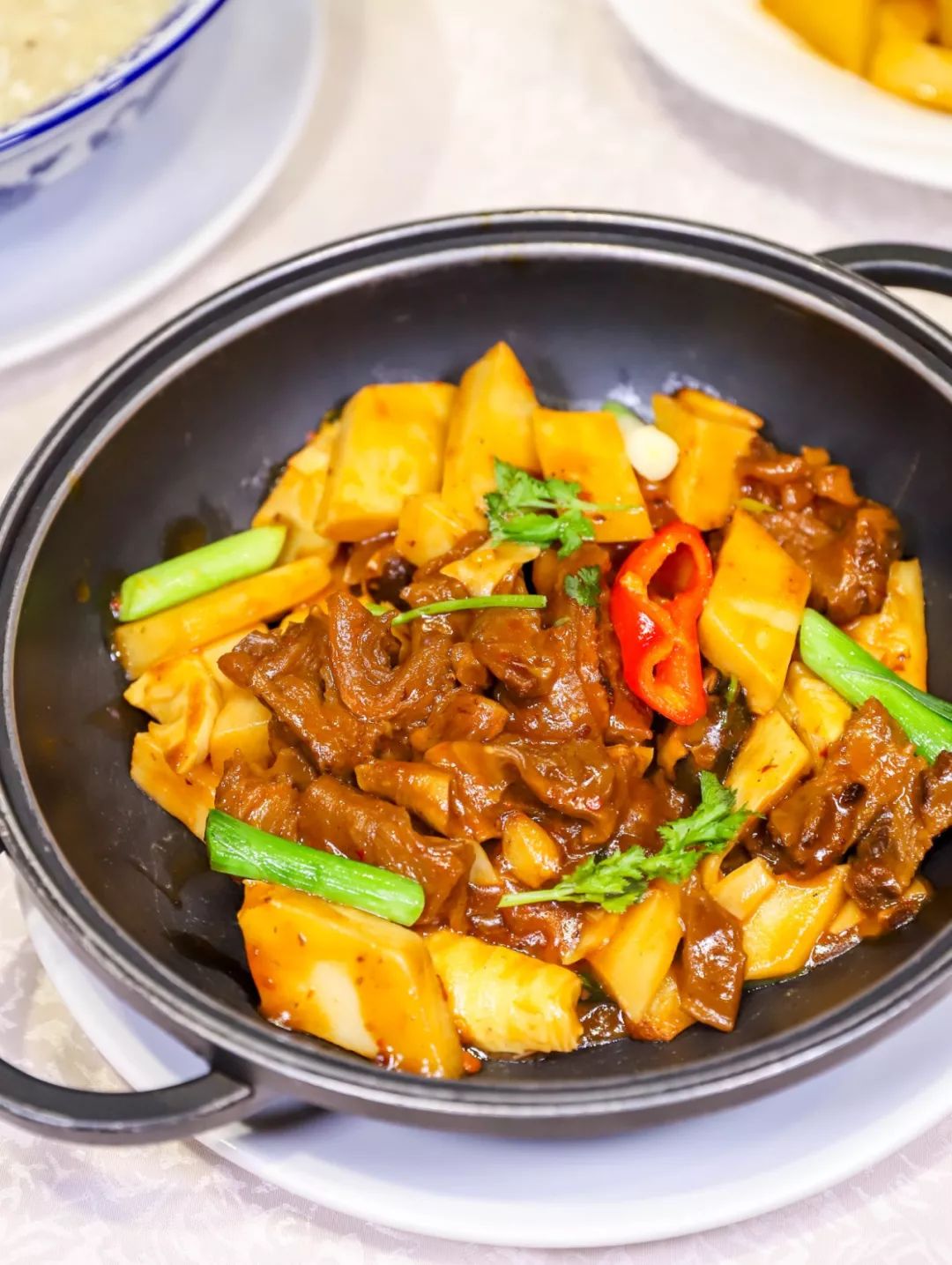 沙口笋焖牛腩,香浓牛腩,每一块笋都沾满腩汁,清爽的笋又能解去部分