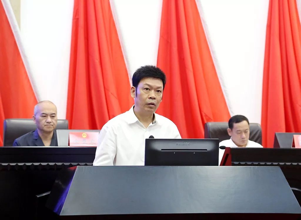 曾恩伟作任前表态发言▲宪法宣誓仪式市人大常委会副主任仇杨均